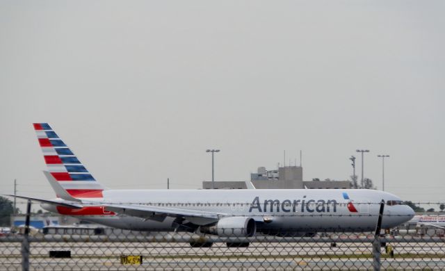 BOEING 767-300 (N378AN)