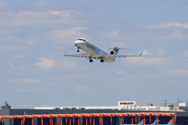 Canadair Regional Jet CRJ-200 (C-GNJA)