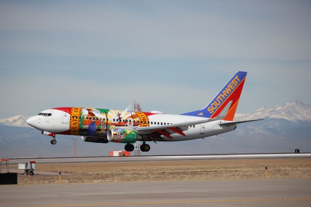 Boeing 737-700 (N945WN) - Landing on 16L.