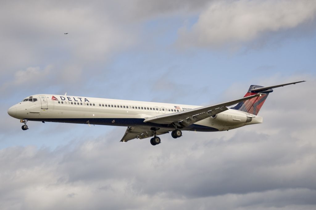 McDonnell Douglas MD-88 (N907DE)