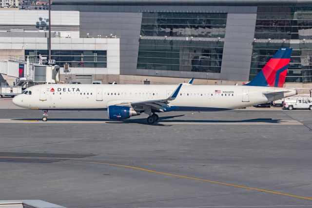 Airbus A321 (N365DN)