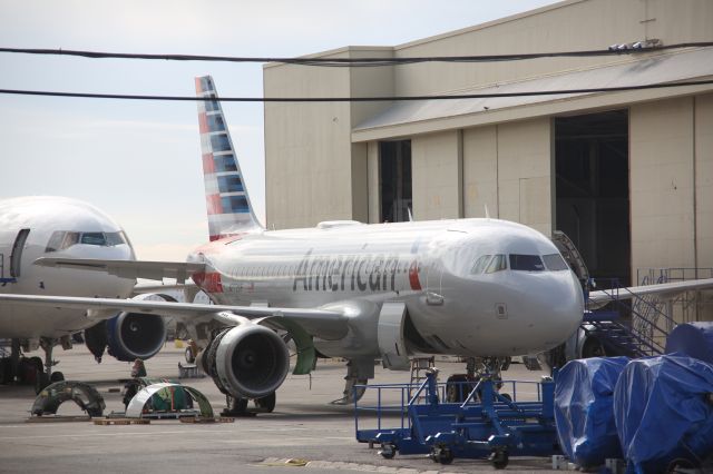 Airbus A319 (N772XF)