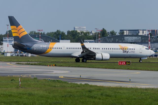 Boeing 737-900 (UR-SLW)