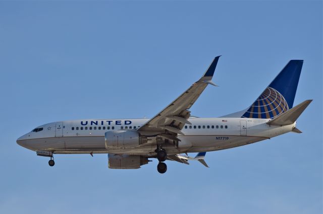 Boeing 737-700 (N17719) - Boeing 737-724 N17719 MSN 28938 of United Airlines is on approach to Mexico City International Airport (11/2018).