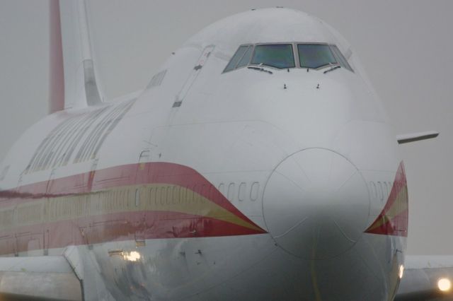 Boeing 747-200 (N700CK) - taxien to runway 26 foggy day