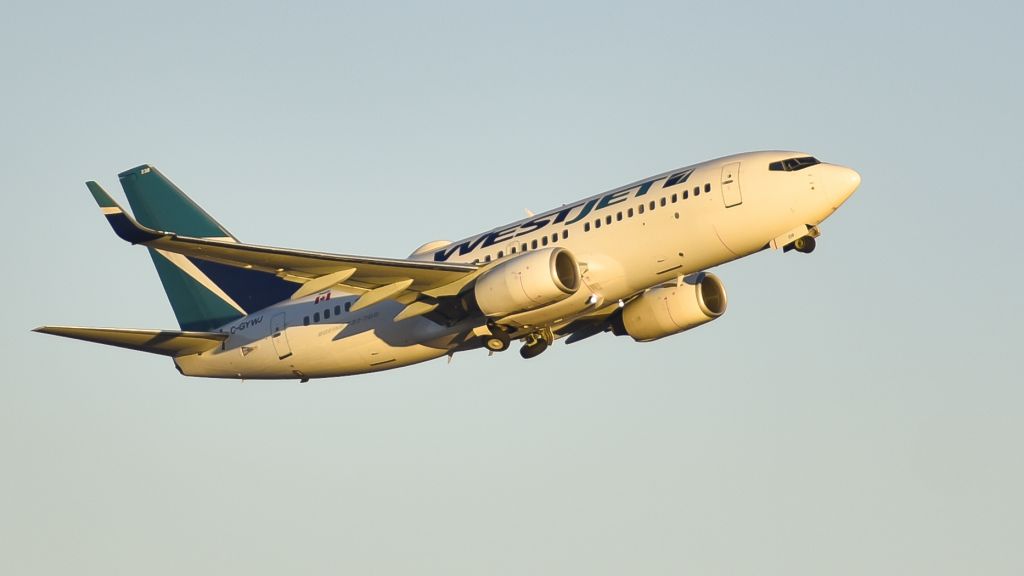 Boeing 737-700 (C-GYWJ) - blasting out at dawn 