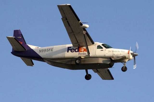 Cessna Caravan (N995FE) - FedEx Feeder (Westair Industries, Inc "Pac Valley") N995FE (FLT PCM7681) from Santa Maria (KSMX) on short-final to RWY 24R. [KLAX - 04-23-2008]