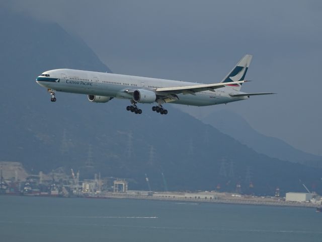 BOEING 777-300 (B-HNJ)