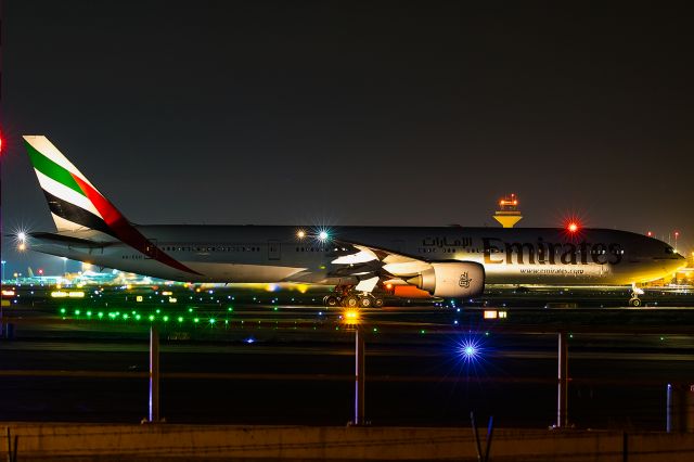 BOEING 777-300 (A6-EGH)