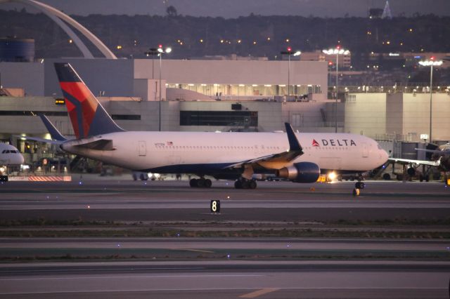 BOEING 767-300 (N177DN)