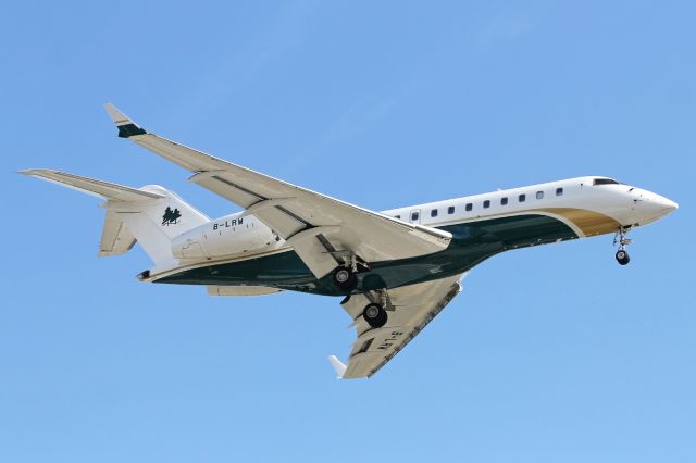 Bombardier Global 5000 (B-LRW) - Approaching LHR.