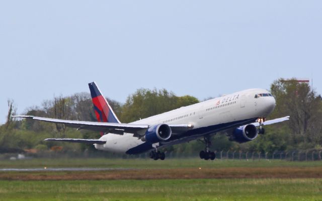 BOEING 767-400 (N833MH) - delta b767-400er n833mh dep shannon today after diverting in a few days earlier 6/5/16.