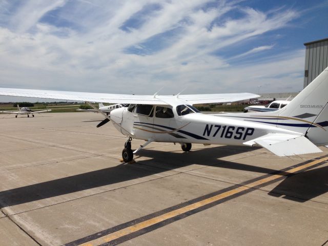 Cessna Skyhawk (N716SP) - Just parked it after a nice flight at Exec1 Aviation in Ankeny, IA (KIKV).