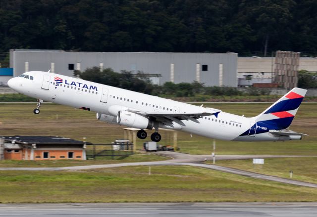 Airbus A321 (PT-MXE)