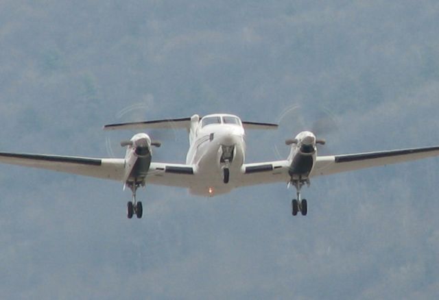 Beechcraft Super King Air 200 (N520DG) - Taking off from RWY 27