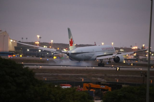 Boeing 787-9 Dreamliner (C-FNOI)