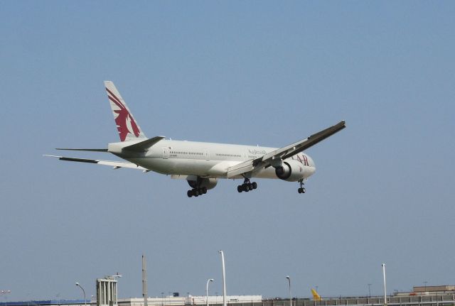 Boeing 777 (A7-BAN) - Runway 13L landing 2016