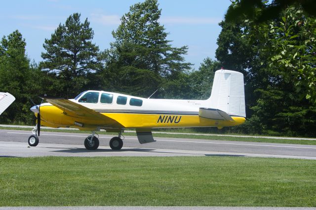 Beechcraft Twin Bonanza (N1NU)