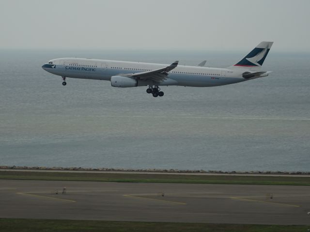 Airbus A330-300 (B-LAX)