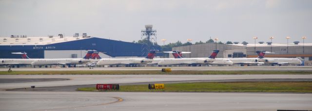 McDonnell Douglas MD-90 (N945DN) - The parking lot of Mad Dogs is getting bigger and bigger!