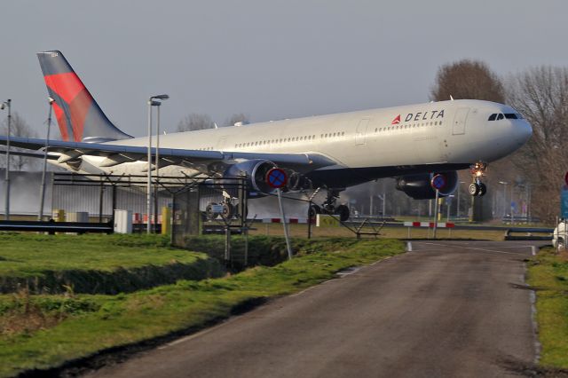 Airbus A330-300 (N814NW)