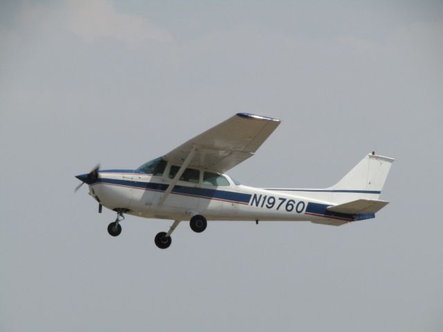 Cessna Skyhawk (N19760) - Taking off RWY 26L