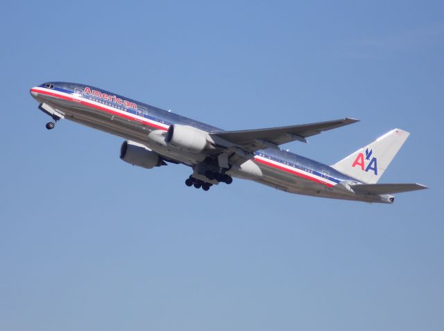 Boeing 777-200 —