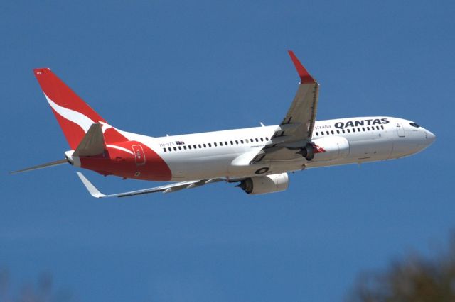 Boeing 737-800 (VH-VZX) - Heading skywards off runway 23. Thursday 4th April 2013.