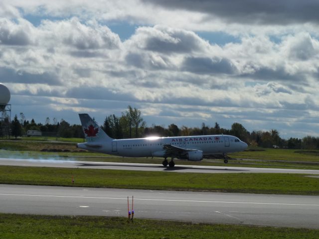 Airbus A320 (C-FDQQ)