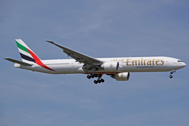 BOEING 777-300 (A6-ECT)