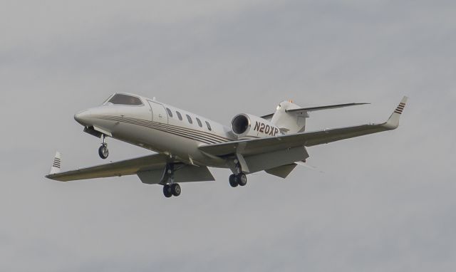 Learjet 31 (N20XP) - Runway 20R arrival @KDPA.