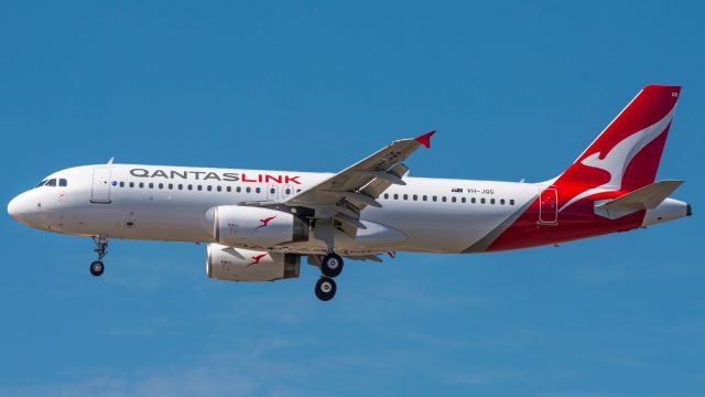 Airbus A320 (VH-JQG) - Ex. Jetstar Airbus A320 (VH-JQG) now flying under QantasLink named "Grevillea". Seen here returning from its first flight on final approach for Runway 06 at Perth from Newman as "NET-LINK 2633"