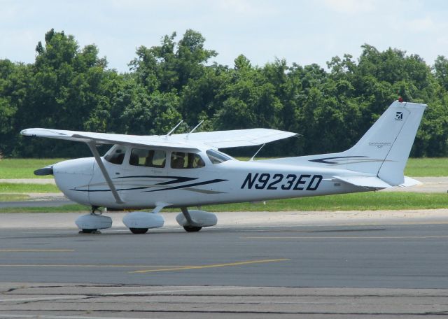 Cessna Skylane (N923ED) - At Downtown Shreveport.