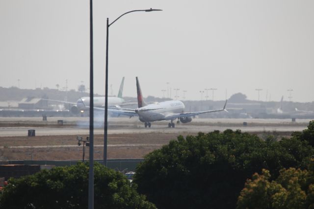 Boeing 737 MAX 8 (C-FSNU)