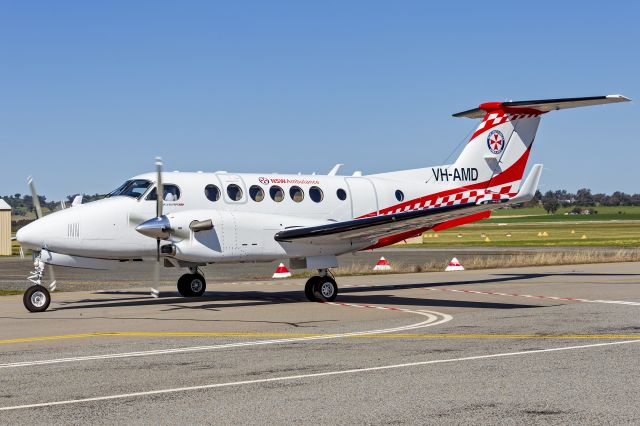 Beechcraft Super King Air 350 (VH-AMD) - Pel-Air (VH-AMD) Beechcraft King Air B350C, in new NSW Ambulance livery, taxiing at Wagga Wagga Airport. Since re-registered VH-8AM.