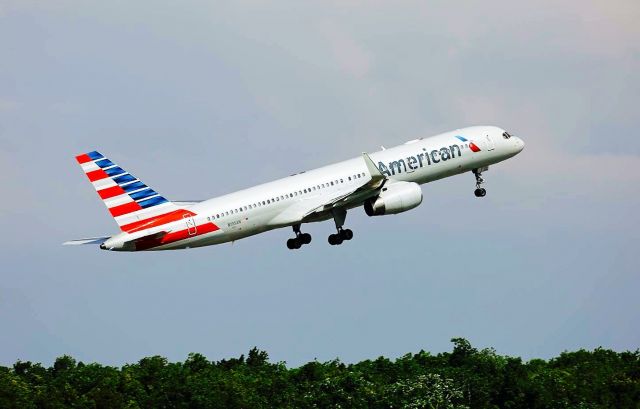 Boeing 757-200 (N195AN) - AMERICAN AIRLINES B752 TAKEOFF AT MDSD WHIT ROUTE MDSD - KMIA!