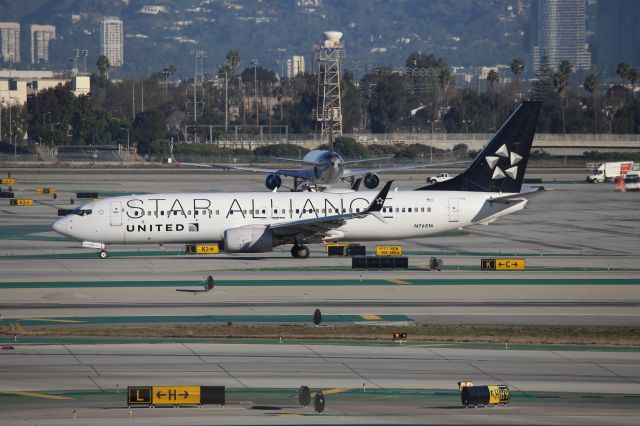 Boeing 737-800 (N76516)