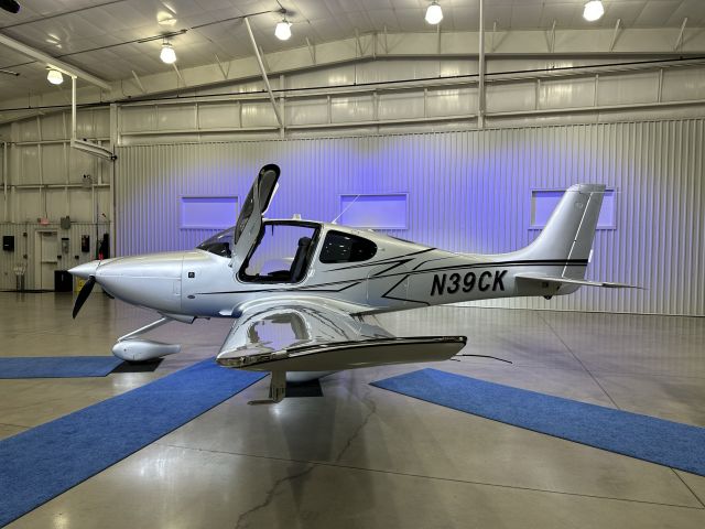 Cirrus SR-20 (N39CK)