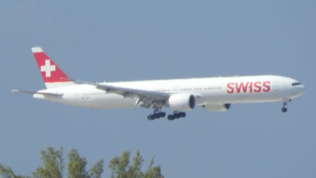 BOEING 777-300ER (HB-JNJ)