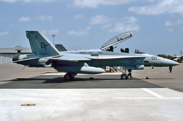 16-4690 — - USA - MARINES - McDONNELL DOUGLAS F/A-18D HORNET - REG 164690 / CE-12 (CN 1123/D100) - EDINBURGH RAAF BASE ADELAIDE SA. AUSTRALIA - YPED 11/11/1995