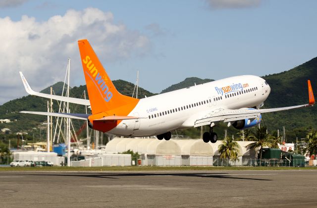 Boeing 737-700 (C-GOWG)
