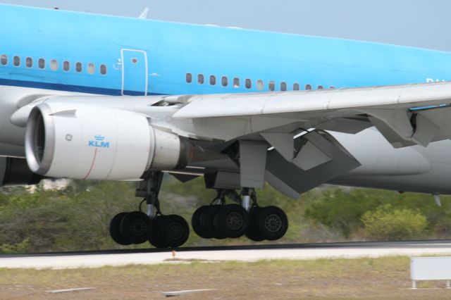 Boeing MD-11 (PH-KCG) - clean Touch on Bonaire Isle a sunny day