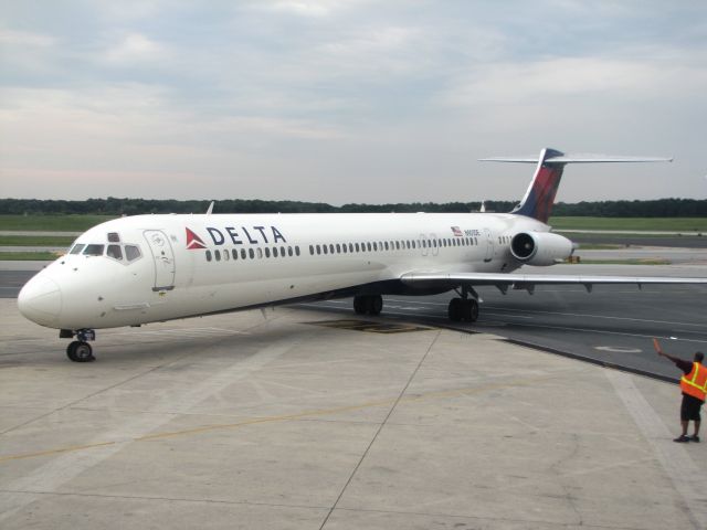 McDonnell Douglas MD-88 (N901DE)