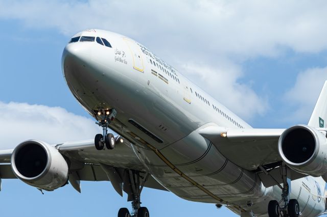 Airbus A330-300 (N2402)