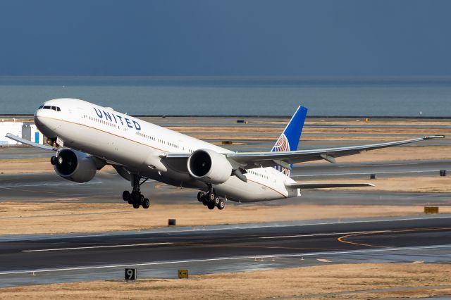 BOEING 777-300ER (N2140U)