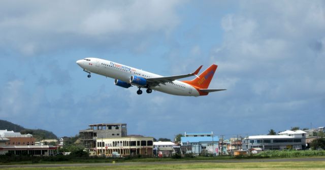 Boeing 737-800 (C-FFPH)