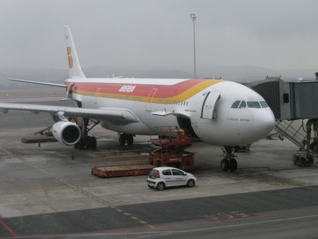 Airbus A340-300 (EC-GGS) - Foto tomada 10/12/2011