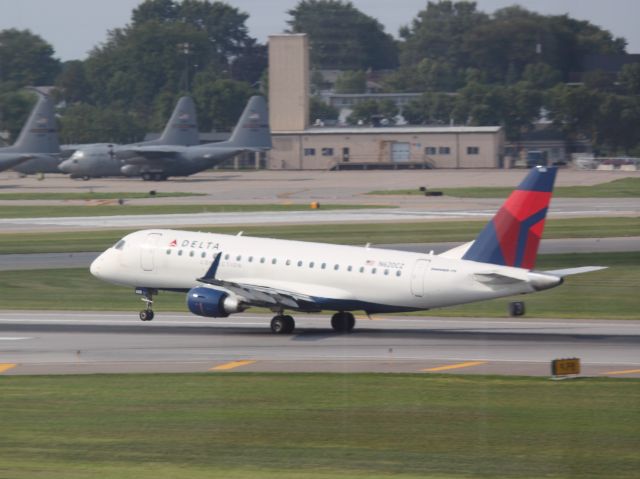 Embraer 170/175 (N620CZ) - Taking off Runway 30R at MSP on 07/31/2011