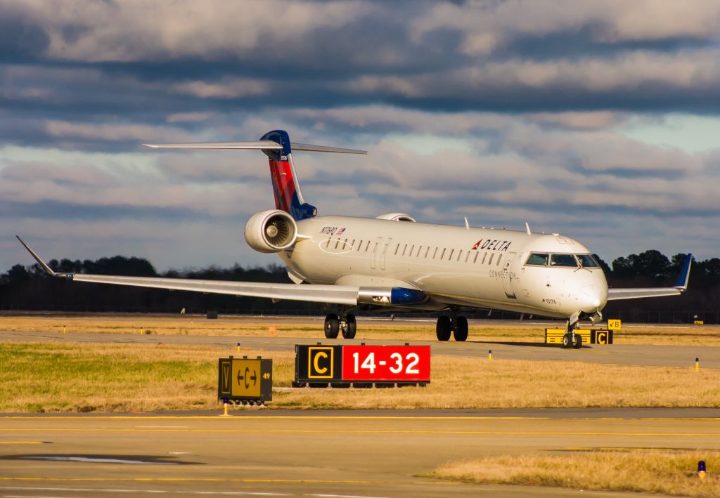 Canadair Regional Jet CRJ-900 (N176PQ)