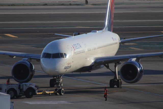 Boeing 757-200 (N694DL)